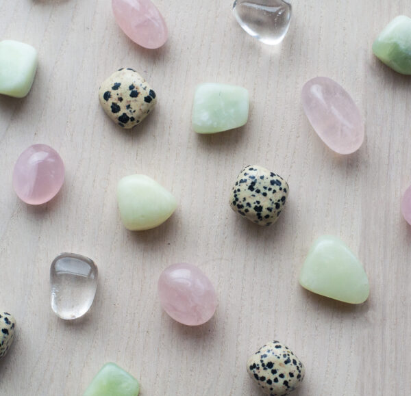 Dalmatiner lommesten, kiwi krystal, plettet sten, lommekrystal, tumbled sten, rosenkvarts, rosakvarts, jade