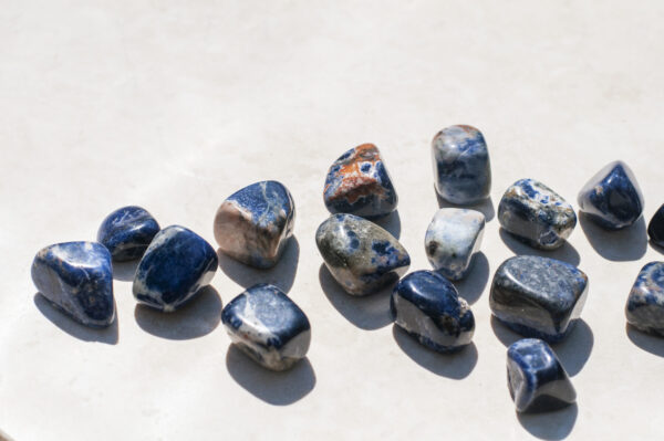 blå sodalit, blå krystal, krystaller, hvvordan kommer jeg mig over stress, stress, støtte ved stress, sodalite
