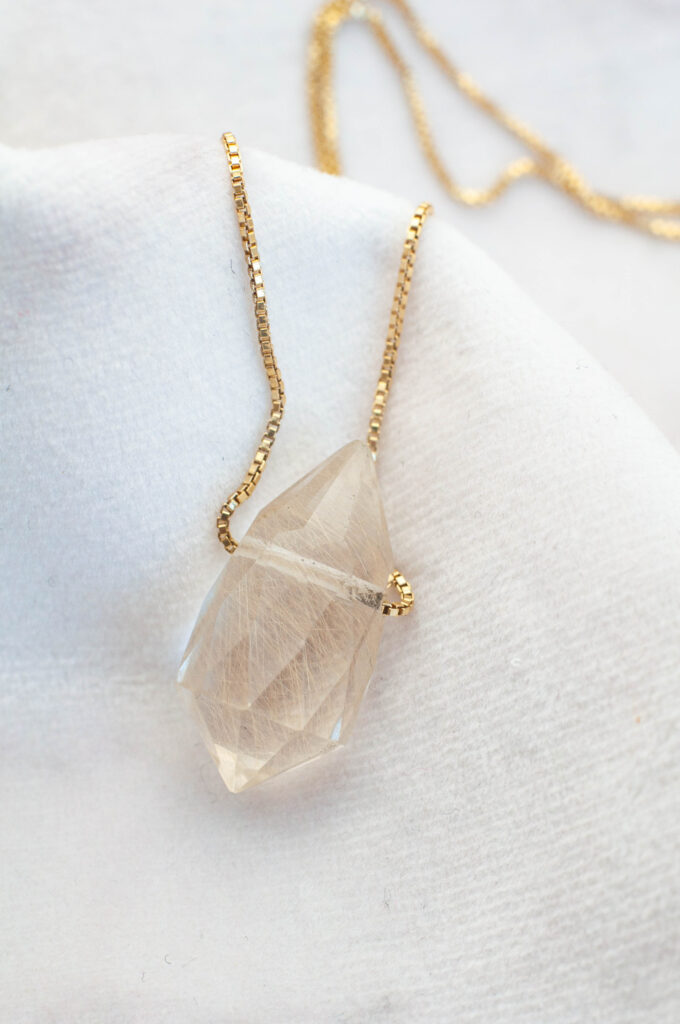 Guld rutil (8) - se den smukke krystal halskæde her