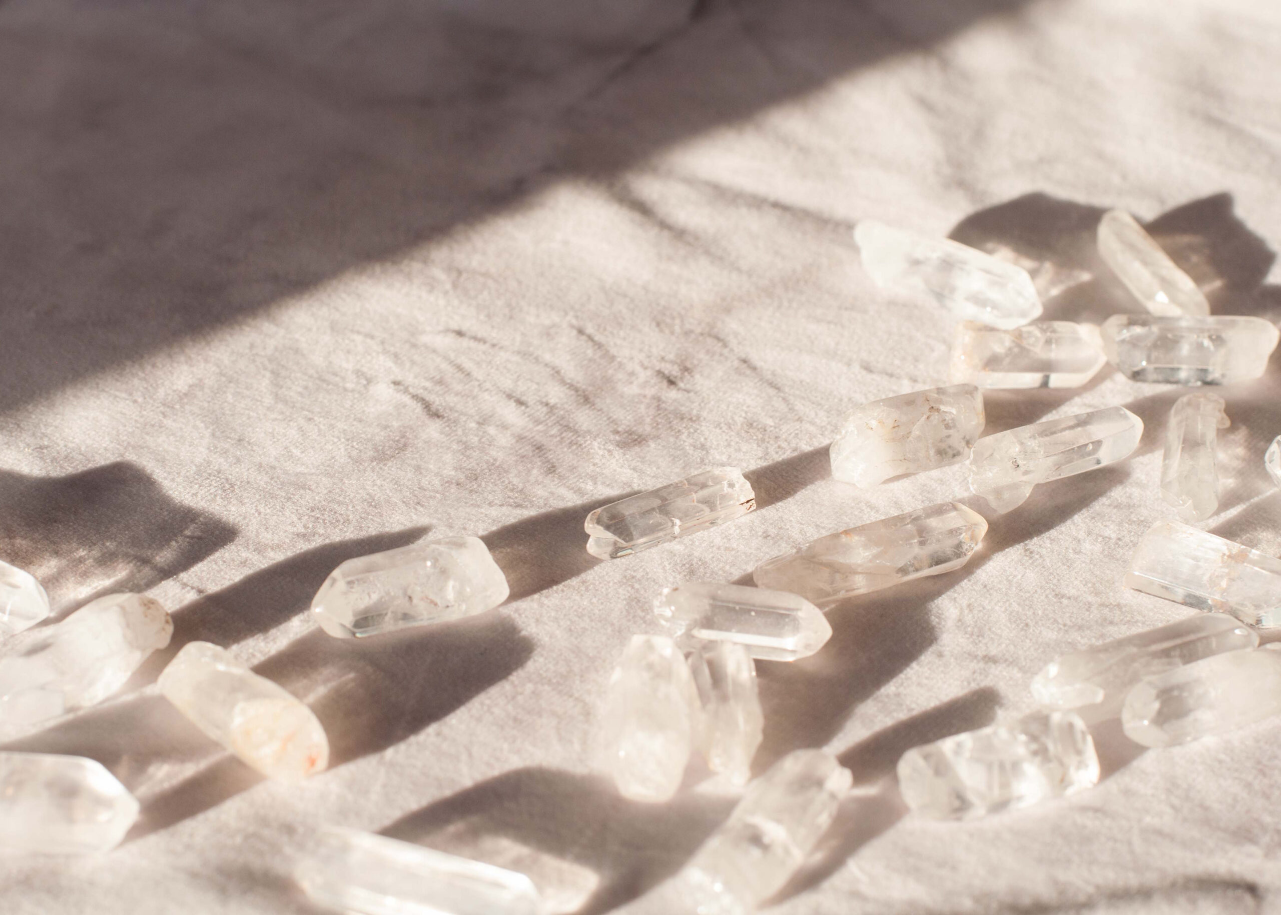 bjerg krystal, bjergkrystaller, rå krystal, gennemsigtig krystal