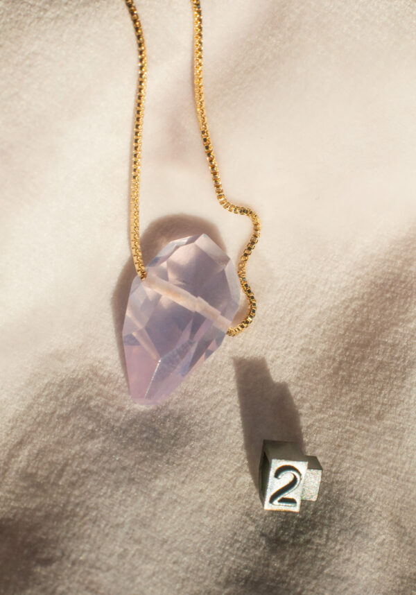 Lavender moon quartz, halskæde med krystal, krystal smykke, krystaler halskædeLavender moon quartz, halskæde med krystal, krystal smykke, krystaler halskæde