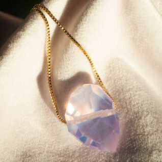 Lavender moon quartz, halskæde med krystal, krystal smykke, krystaler halskæde