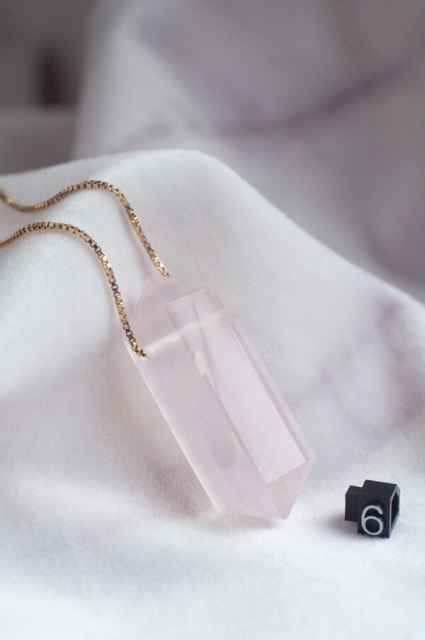 lyserød krystal, krystal halskæde, rosenkvarts smykke