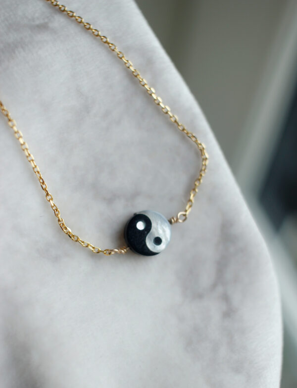 Yin og yang halskæde med perlemor og sort agat