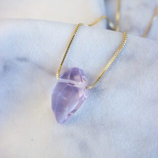 lavender moon quartz halskæde, lilla krystal, spirituelle smykker