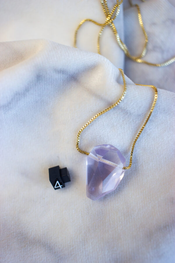Lavender moon quartz, halskæde med lilla krystal