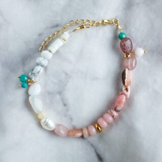Krystal armbånd med perlemor og pink opal